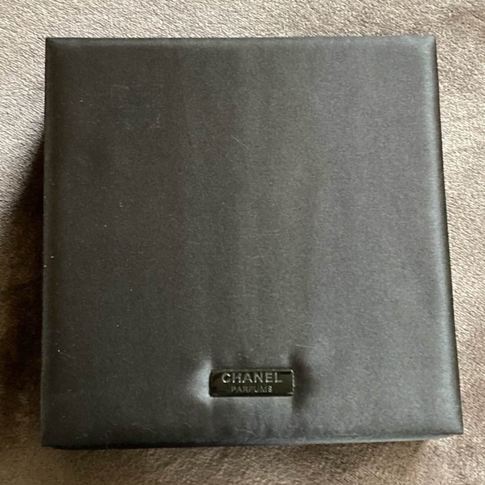 Authentic Chanel perfume box    like new